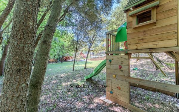 Domaine à vendre à Rousset à 15 minutes d'Aix-en-Provence - 1 ha - 3 logements - plus de 315 m² habitables - calme absolu - amoureux de la nature