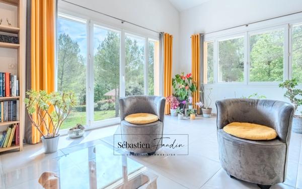 Domaine à vendre à Rousset à 15 minutes d'Aix-en-Provence - 1 ha - 3 logements - plus de 315 m² habitables - calme absolu - amoureux de la nature