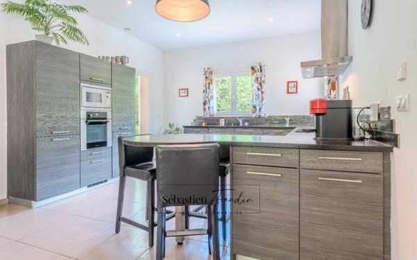 Domaine à vendre à Rousset à 15 minutes d'Aix-en-Provence - 1 ha - 3 logements - plus de 315 m² habitables - calme absolu - amoureux de la nature