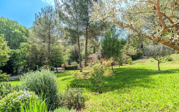 Domaine à vendre à Rousset à 15 minutes d'Aix-en-Provence - 1 ha - 3 logements - plus de 315 m² habitables - calme absolu - amoureux de la nature