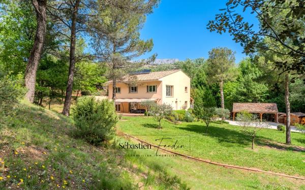 Domaine à vendre à Rousset à 15 minutes d'Aix-en-Provence - 1 ha - 3 logements - plus de 315 m² habitables - calme absolu - amoureux de la nature