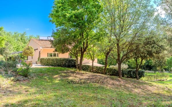 Domaine à vendre à Rousset à 15 minutes d'Aix-en-Provence - 1 ha - 3 logements - plus de 315 m² habitables - calme absolu - amoureux de la nature