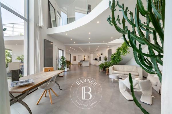 Cagnes-sur-Mer, Villa 5 Chambres -  327 m² à vendre