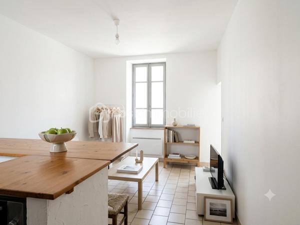 Appartement F1 loué — Investissement locatif clé en main

Situé à Montereau-Fault-Yonne (77130), cet appartement de type F1 représente une opportunité idéale pour un investissement locatif immédiat, le bien étant déjà loué.

Descriptif du bien :

Une pièce de vie lumineuse avec cuisine ouverte

Un dégagement optimisant l'agencement

Une pièce aveugle, idéale pour aménager un espace nuit, un grand dressing ou un bureau

Une salle d'eau fonctionnelle avec WC

Atouts pour l'investisseur :

Rentabilité immédiate : Revenus locatifs sécurisés dès l'acquisition, sans carence locative ni période de vacance à gérer.

Emplacement recherché : Situé en centre-ville, à proximité immédiate des commodités, des commerces et des transports de Montereau.

Valeur sûre : Un format de studio/F1 toujours très demandé par les locataires, garantissant une forte liquidité patrimoniale.

Dossier financier et détails sur le bail en cours disponibles sur demande.

Pour programmer une visite ou obtenir plus de renseignements, contactez-moi dès aujourd'hui