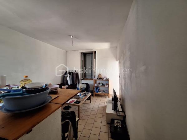 Appartement F1 loué — Investissement locatif clé en main

Situé à Montereau-Fault-Yonne (77130), cet appartement de type F1 représente une opportunité idéale pour un investissement locatif immédiat, le bien étant déjà loué.

Descriptif du bien :

Une pièce de vie lumineuse avec cuisine ouverte

Un dégagement optimisant l'agencement

Une pièce aveugle, idéale pour aménager un espace nuit, un grand dressing ou un bureau

Une salle d'eau fonctionnelle avec WC

Atouts pour l'investisseur :

Rentabilité immédiate : Revenus locatifs sécurisés dès l'acquisition, sans carence locative ni période de vacance à gérer.

Emplacement recherché : Situé en centre-ville, à proximité immédiate des commodités, des commerces et des transports de Montereau.

Valeur sûre : Un format de studio/F1 toujours très demandé par les locataires, garantissant une forte liquidité patrimoniale.

Dossier financier et détails sur le bail en cours disponibles sur demande.

Pour programmer une visite ou obtenir plus de renseignements, contactez-moi dès aujourd'hui