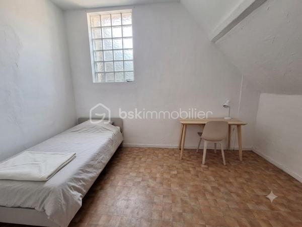 Appartement F1 loué — Investissement locatif clé en main

Situé à Montereau-Fault-Yonne (77130), cet appartement de type F1 représente une opportunité idéale pour un investissement locatif immédiat, le bien étant déjà loué.

Descriptif du bien :

Une pièce de vie lumineuse avec cuisine ouverte

Un dégagement optimisant l'agencement

Une pièce aveugle, idéale pour aménager un espace nuit, un grand dressing ou un bureau

Une salle d'eau fonctionnelle avec WC

Atouts pour l'investisseur :

Rentabilité immédiate : Revenus locatifs sécurisés dès l'acquisition, sans carence locative ni période de vacance à gérer.

Emplacement recherché : Situé en centre-ville, à proximité immédiate des commodités, des commerces et des transports de Montereau.

Valeur sûre : Un format de studio/F1 toujours très demandé par les locataires, garantissant une forte liquidité patrimoniale.

Dossier financier et détails sur le bail en cours disponibles sur demande.

Pour programmer une visite ou obtenir plus de renseignements, contactez-moi dès aujourd'hui