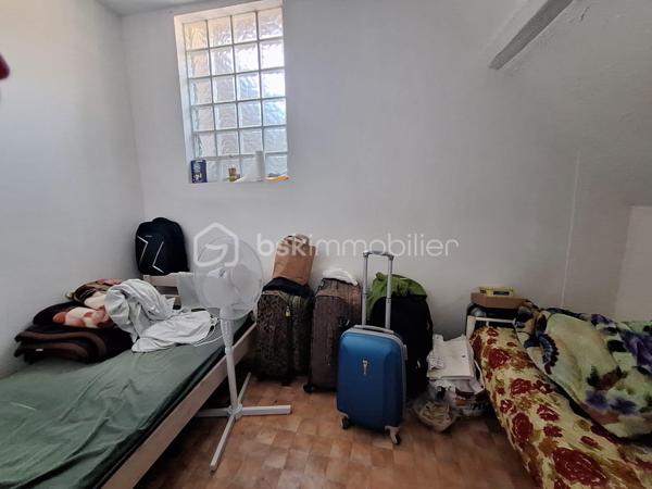 Appartement F1 loué — Investissement locatif clé en main

Situé à Montereau-Fault-Yonne (77130), cet appartement de type F1 représente une opportunité idéale pour un investissement locatif immédiat, le bien étant déjà loué.

Descriptif du bien :

Une pièce de vie lumineuse avec cuisine ouverte

Un dégagement optimisant l'agencement

Une pièce aveugle, idéale pour aménager un espace nuit, un grand dressing ou un bureau

Une salle d'eau fonctionnelle avec WC

Atouts pour l'investisseur :

Rentabilité immédiate : Revenus locatifs sécurisés dès l'acquisition, sans carence locative ni période de vacance à gérer.

Emplacement recherché : Situé en centre-ville, à proximité immédiate des commodités, des commerces et des transports de Montereau.

Valeur sûre : Un format de studio/F1 toujours très demandé par les locataires, garantissant une forte liquidité patrimoniale.

Dossier financier et détails sur le bail en cours disponibles sur demande.

Pour programmer une visite ou obtenir plus de renseignements, contactez-moi dès aujourd'hui