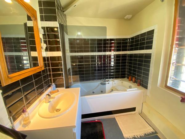 Maison d'Habitation  + 2 locaux  222 m2 au  total