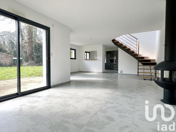 Maison traditionnelle 7 pièces de 164 m² à Nantes (44300)