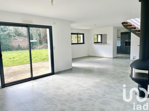 Maison traditionnelle 7 pièces de 164 m² à Nantes (44300)