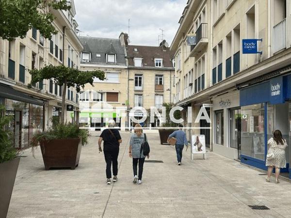 Location Local commercial 2 pièces 31.8 m² - 51 PLACE JEANNE HACHETTE Beauvais 60000