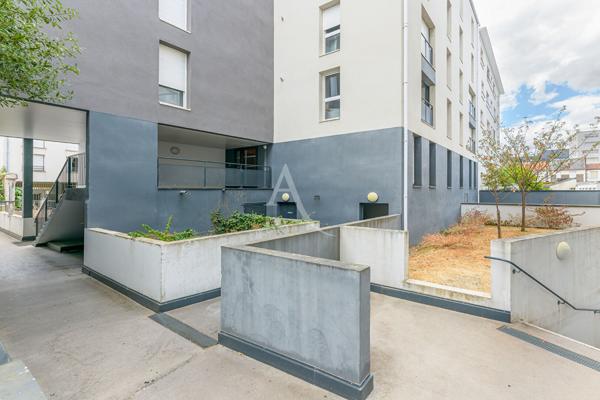 Investissez à Tours dans un T2 récent avec parking et locataire en place