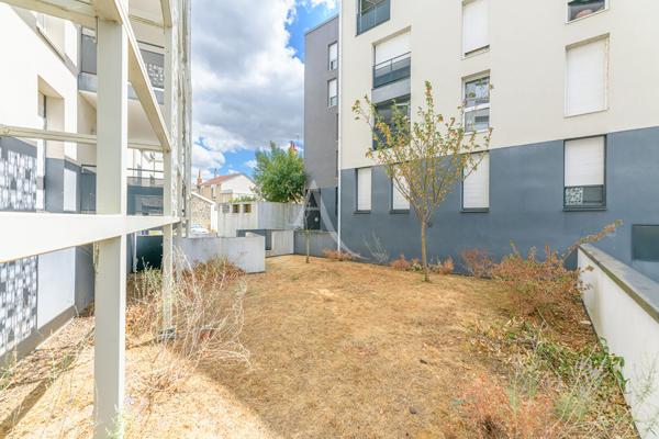 Investissez à Tours dans un T2 récent avec parking et locataire en place