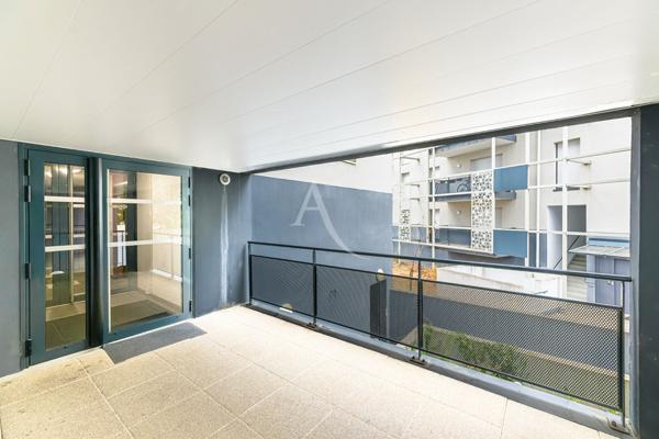 Investissez à Tours dans un T2 récent avec parking et locataire en place