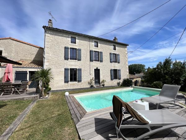 ECHIRE - Maison de caractère rénovée avec goût