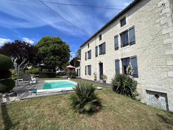 ECHIRE - Maison de caractère rénovée avec goût