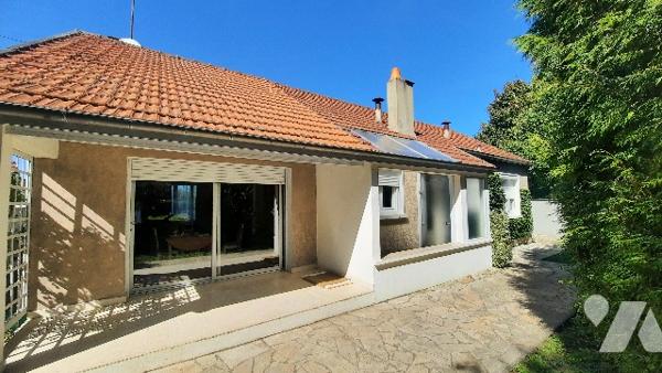 Centre de Levroux pavillon de plain pied, 3 chambres, salle à manger séjour, garage et jardin clos