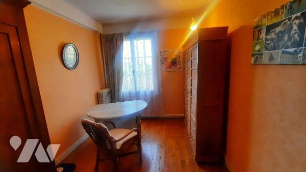 Centre de Levroux pavillon de plain pied, 3 chambres, salle à manger séjour, garage et jardin clos