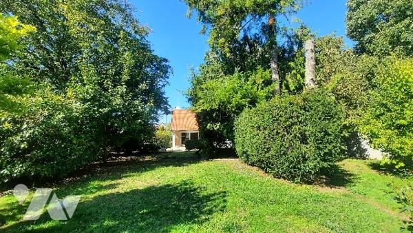 Centre de Levroux pavillon de plain pied, 3 chambres, salle à manger séjour, garage et jardin clos