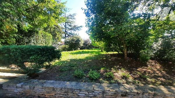 Centre de Levroux pavillon de plain pied, 3 chambres, salle à manger séjour, garage et jardin clos