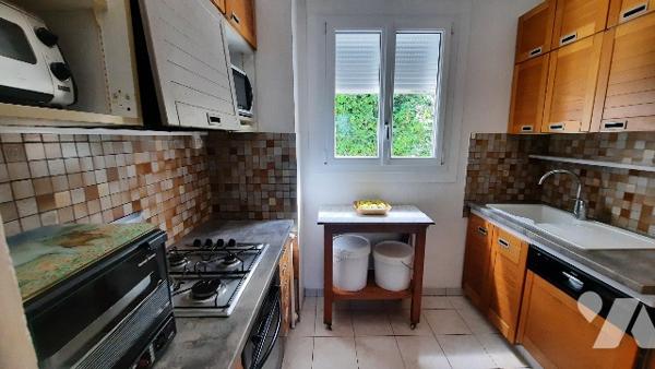 Centre de Levroux pavillon de plain pied, 3 chambres, salle à manger séjour, garage et jardin clos