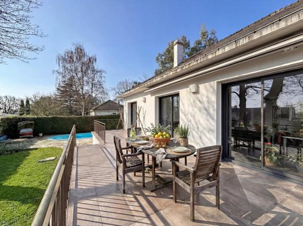 Maison
         9 pièces
        - 220 m² Bien prestige 988 000 € *