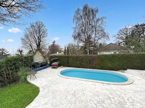 Maison
         9 pièces
        - 220 m² Bien prestige 988 000 € *