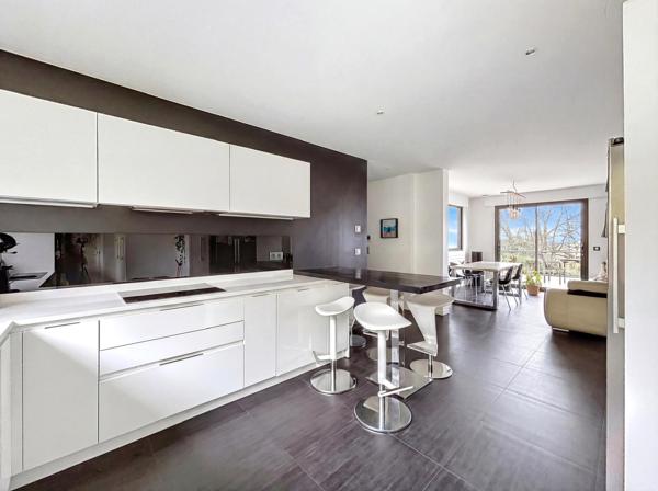 Maison
         9 pièces
        - 220 m² Bien prestige 988 000 € *