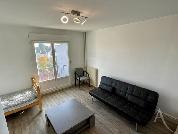 Studio meublé avec balcon (chauffage inclus)