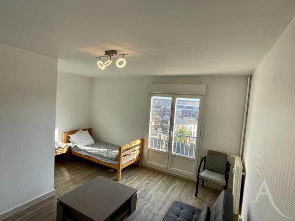Studio meublé avec balcon (chauffage inclus)