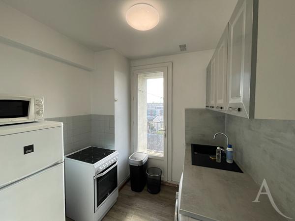 Studio meublé avec balcon (chauffage inclus)