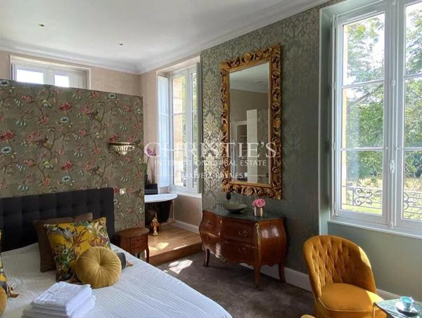 Splendide château du XIXe siècle rénové, au charme intemporel, aux portes de Bordeaux