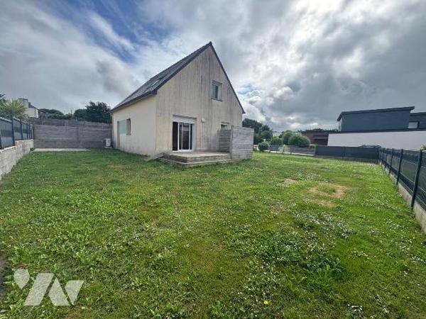 LANNILIS BOURG. Traditionnelle aux normes BBC de 80m2 environ, construite en 2012.
La maison, ...