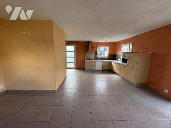 LANNILIS BOURG. Traditionnelle aux normes BBC de 80m2 environ, construite en 2012.
La maison, ...