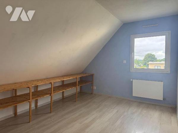 LANNILIS BOURG. Traditionnelle aux normes BBC de 80m2 environ, construite en 2012.
La maison, ...