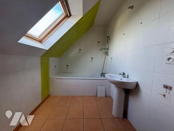 LANNILIS BOURG. Traditionnelle aux normes BBC de 80m2 environ, construite en 2012.
La maison, ...