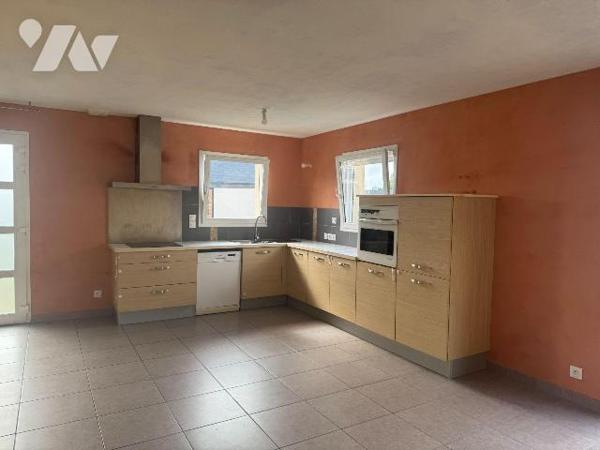 LANNILIS BOURG. Traditionnelle aux normes BBC de 80m2 environ, construite en 2012.
La maison, ...