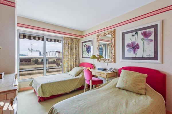 Neuilly-sur-Seine – Dernier étage avec terrasses, appartement 9 pièces / 5 chambres