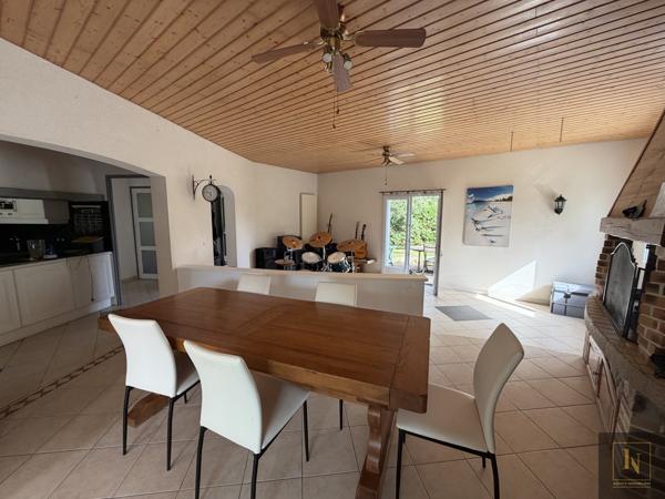 Maison
                                                                                                                                                                                                                                                                                                                        7 pièce(s)                                                                                                                                                                                                          5 chambre(s)                                                                                                                                                                                                          175  m²