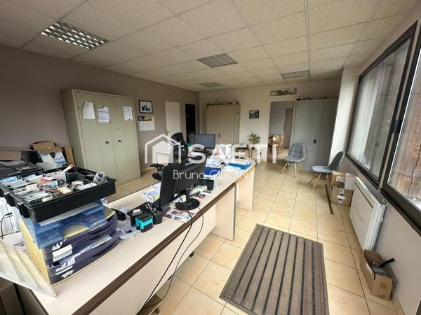 Locaux, 2 hangars 1120 m² dont un avec atelier et bureaux
