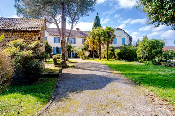 Vic-en-Bigorre (65500) Superbe Bigourdane de 348m2 sur 2 niveaux, avec jardin, piscine et dépendances