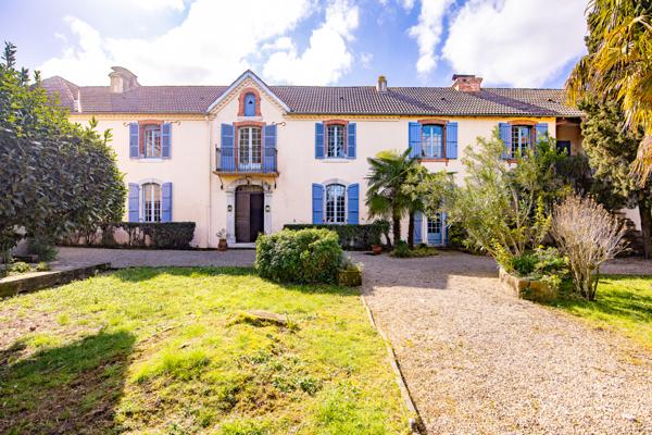Vic-en-Bigorre (65500) Superbe Bigourdane de 348m2 sur 2 niveaux, avec jardin, piscine et dépendances