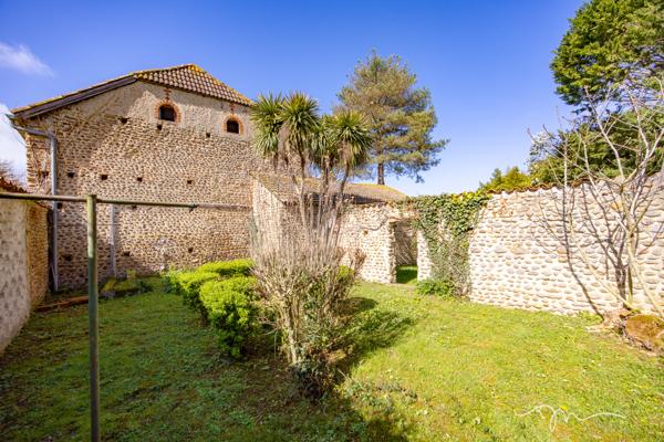 Vic-en-Bigorre (65500) Superbe Bigourdane de 348m2 sur 2 niveaux, avec jardin, piscine et dépendances