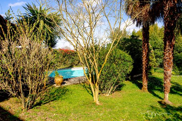 Vic-en-Bigorre (65500) Superbe Bigourdane de 348m2 sur 2 niveaux, avec jardin, piscine et dépendances