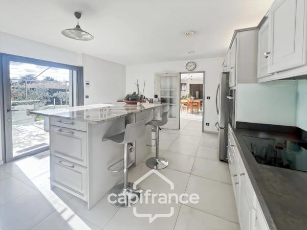 LES TAILLADES, maison individuelle de plain pied de 210 m2, en campagne, 4 chambres, sur un terrain de 2900 m2 environ, piscinene