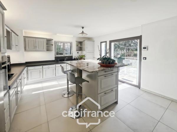 LES TAILLADES, maison individuelle de plain pied de 210 m2, en campagne, 4 chambres, sur un terrain de 2900 m2 environ, piscinene
