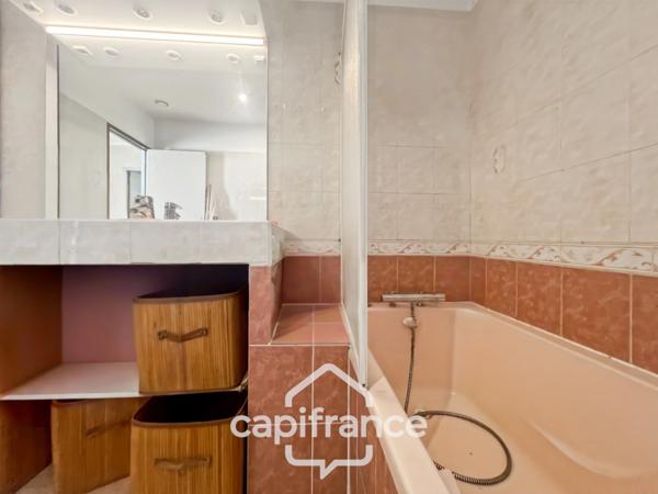 LES TAILLADES, maison individuelle de plain pied de 210 m2, en campagne, 4 chambres, sur un terrain de 2900 m2 environ, piscinene