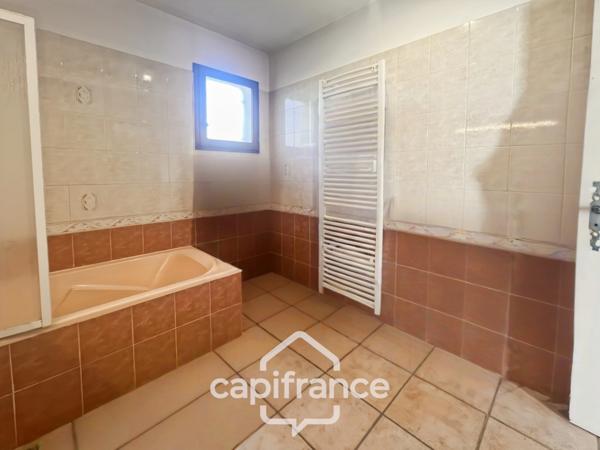 LES TAILLADES, maison individuelle de plain pied de 210 m2, en campagne, 4 chambres, sur un terrain de 2900 m2 environ, piscinene