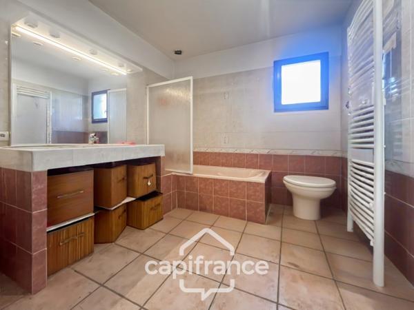 LES TAILLADES, maison individuelle de plain pied de 210 m2, en campagne, 4 chambres, sur un terrain de 2900 m2 environ, piscinene