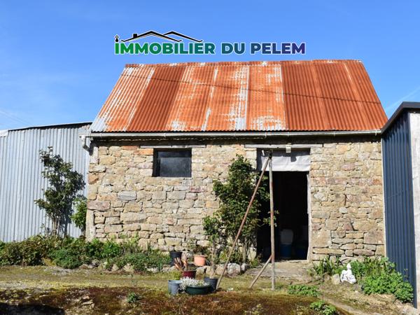 Glomel (22110) Maison de campagne avec dépendances, jardin et vue panoramique sur étang.